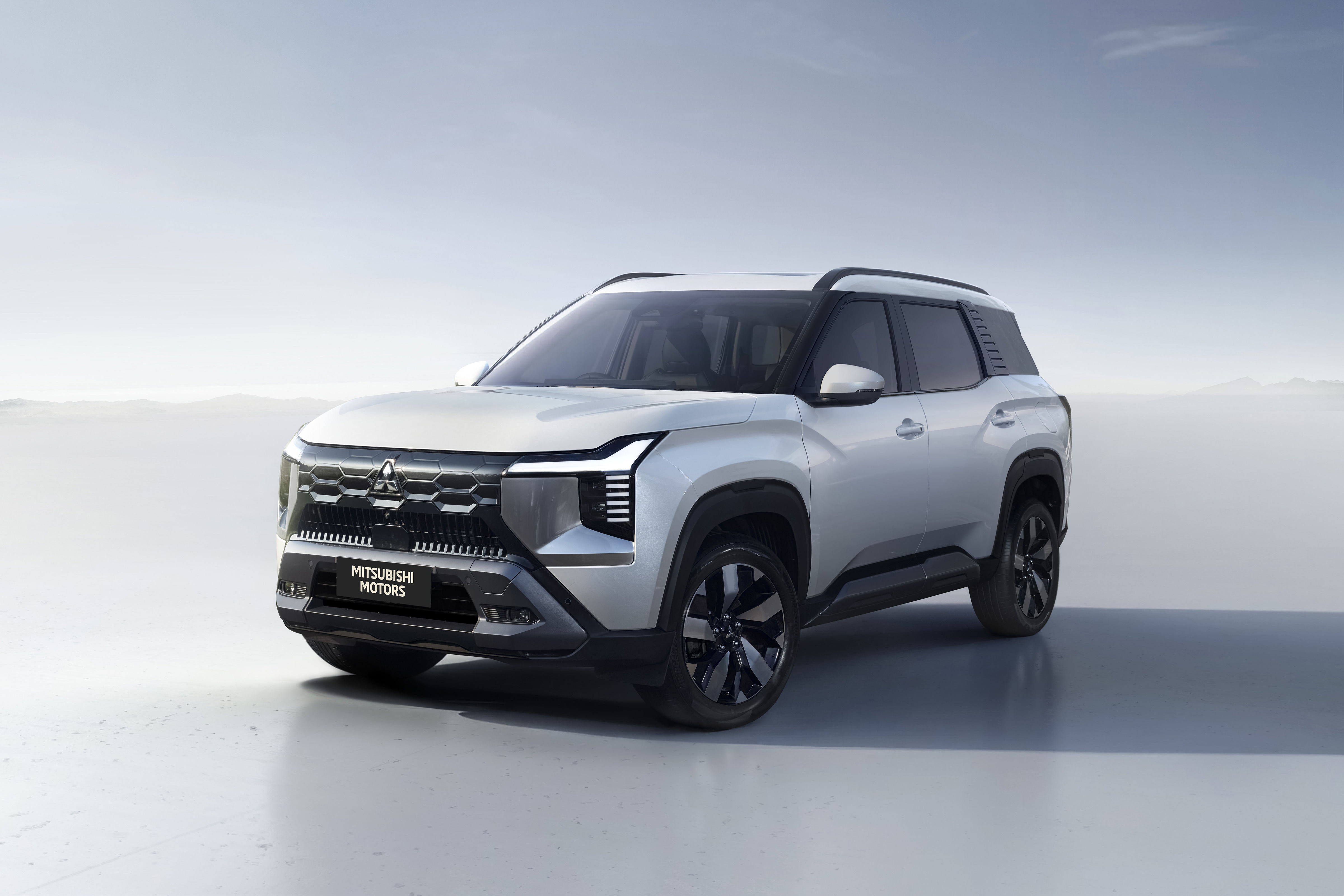 Анонс тест-драйва Mitsubishi представила новый 7-местный кроссовер Destinator