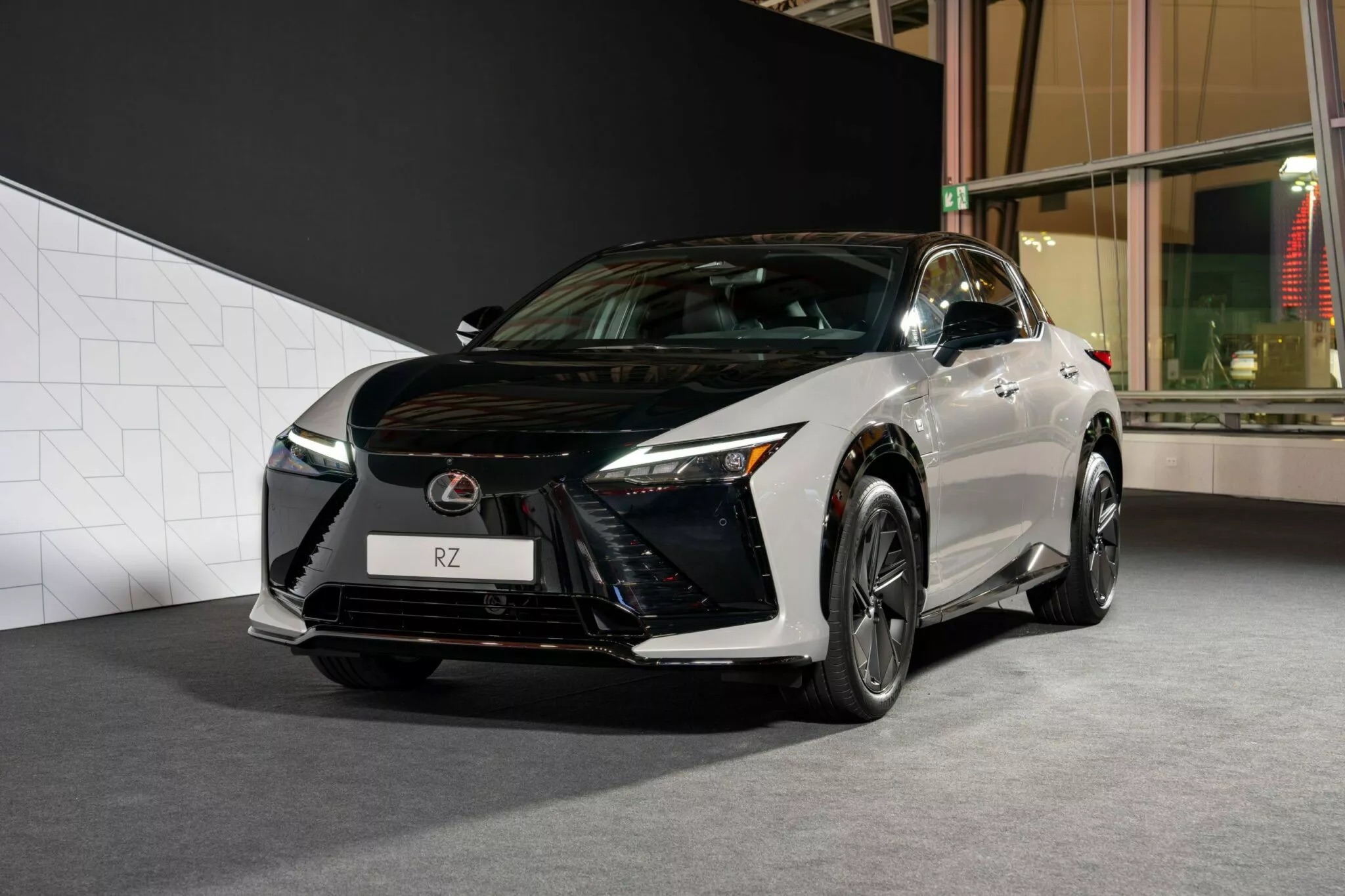 Анонс тест-драйва Lexus представил обновленный электрический кроссовер RZ