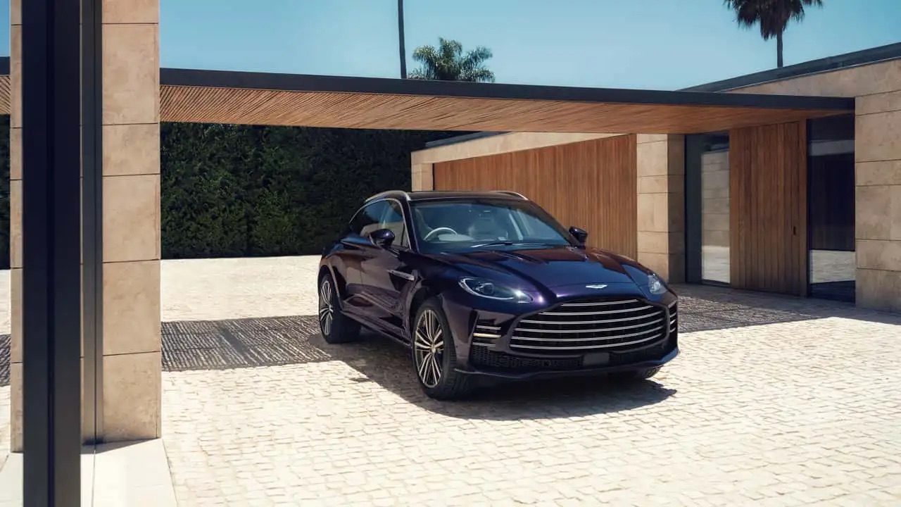 Анонс тест-драйва Aston Martin DBX получил 727-сильную версию GT