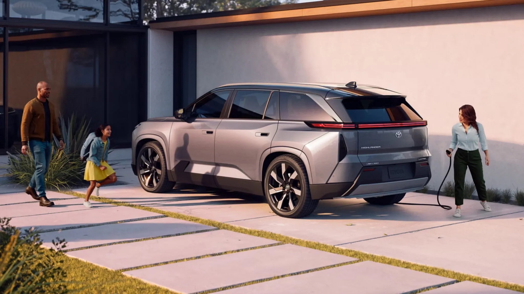 Анонс тест-драйва Toyota опровергла новый перенос Highlander EV и пообещала вывести электрокроссовер на рынок в 2027 году