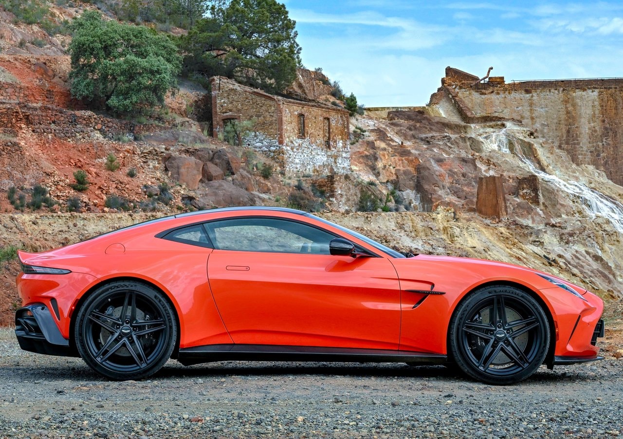 Анонс тест-драйва Aston Martin готовит новую версию Vantage с восемью патрубками выхлопной системы