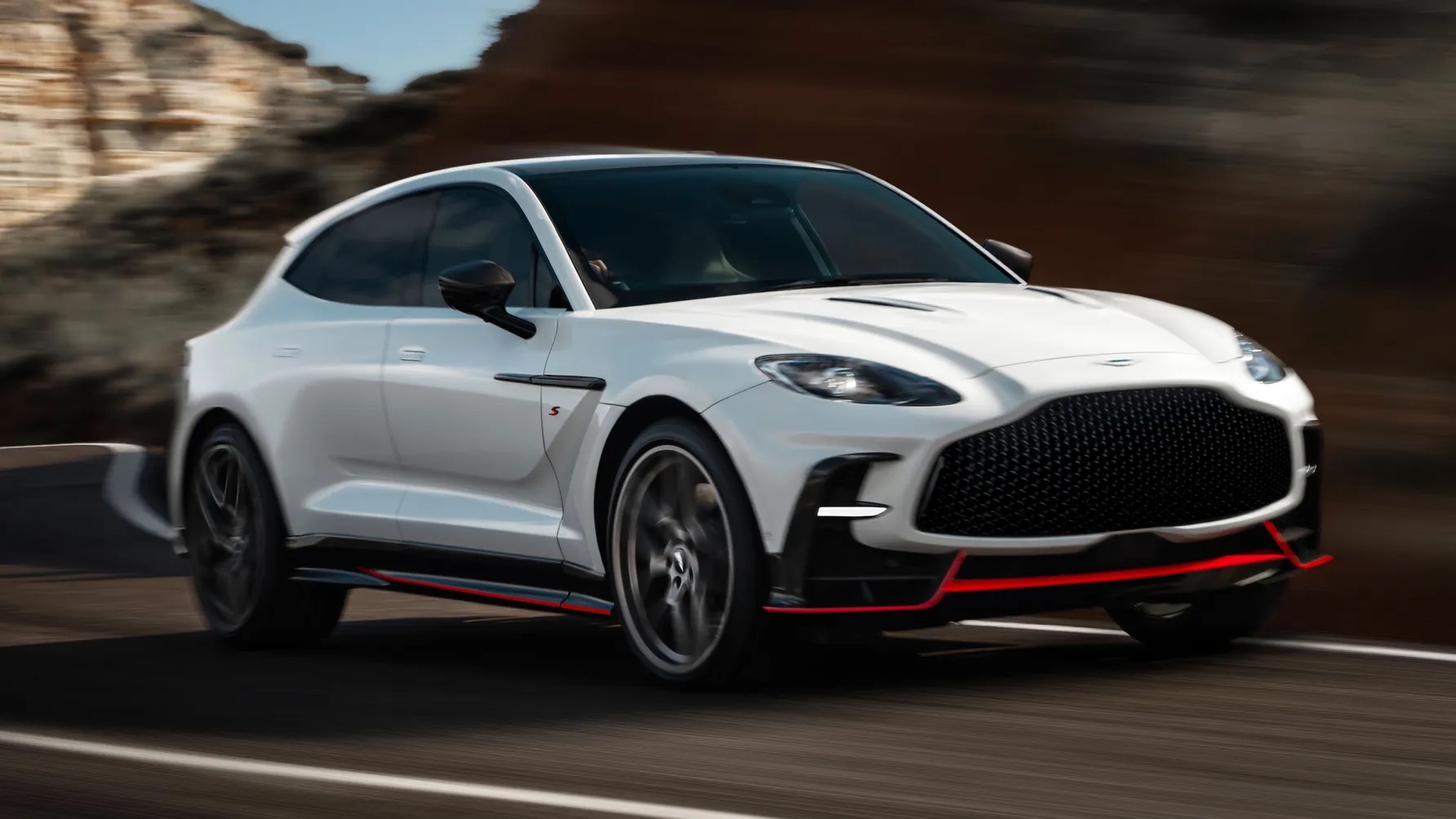 Анонс тест-драйва Aston Martin представил мощный кроссовер DBX S 