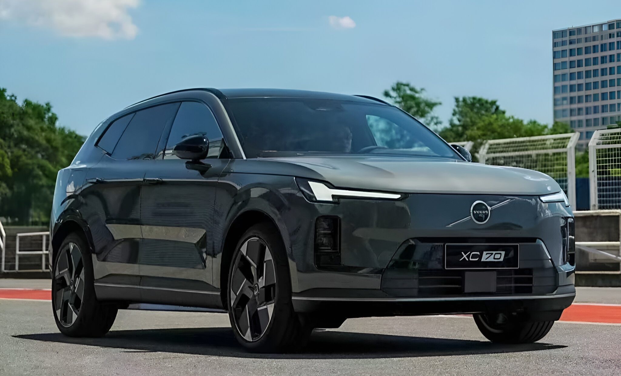 Анонс тест-драйва Volvo вывела на рынок гибридный кроссовер XC70 с запасом хода 1200 км