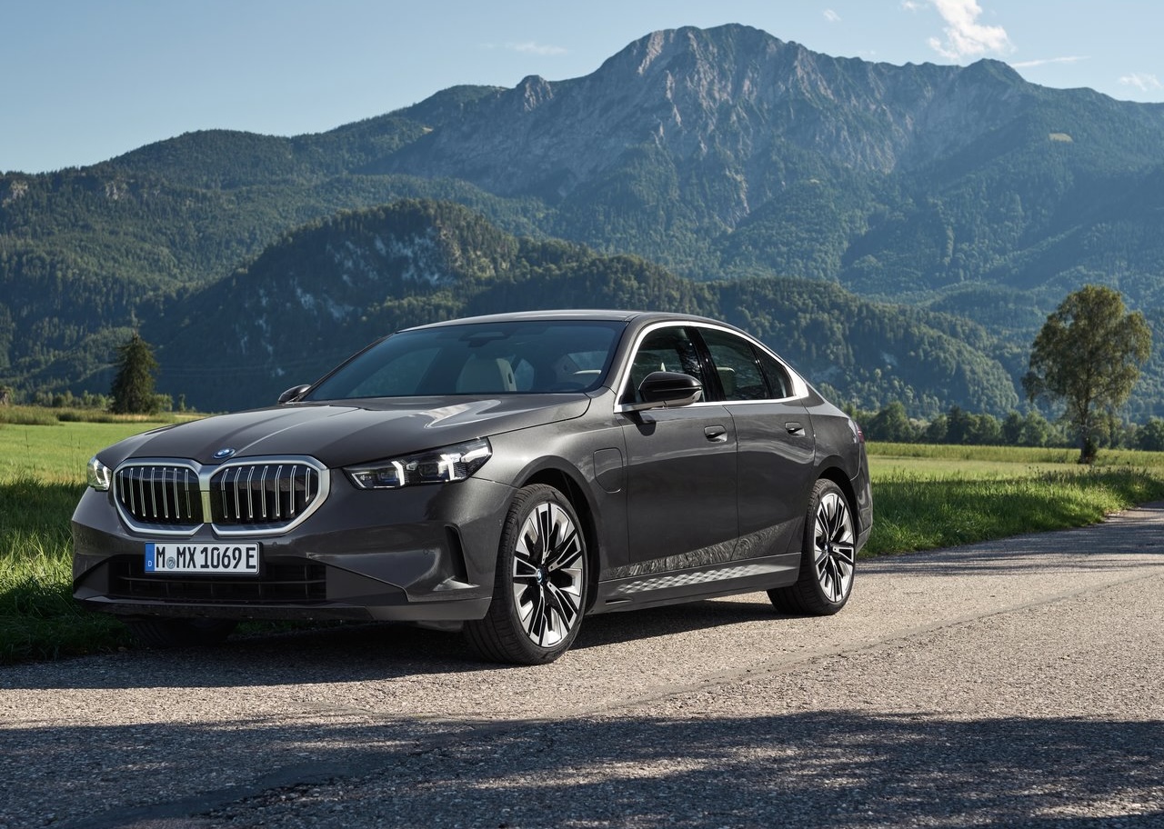 Анонс тест-драйва BMW призвала владельцев своих гибридов не парковаться рядом с домами