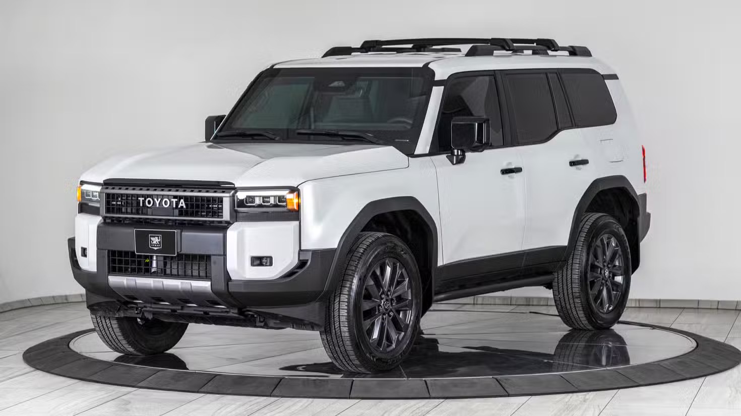 Анонс тест-драйва Toyota Land Cruiser превратили в бронированный внедорожник