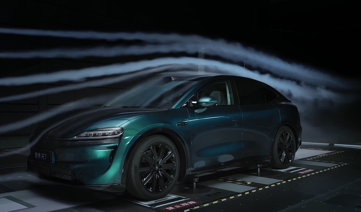Анонс тест-драйва Luxeed R7 стал самым «обтекаемым» серийным кроссовером в мире