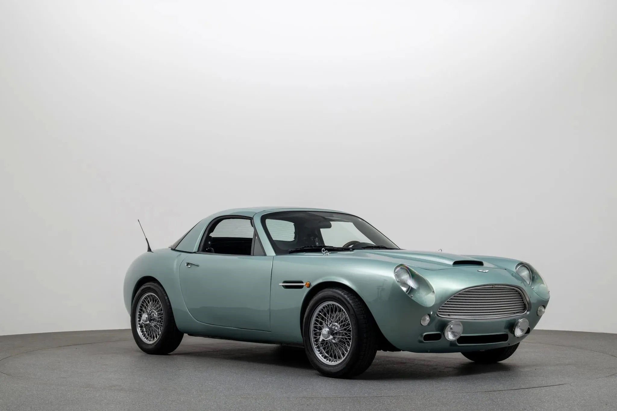 Анонс тест-драйва Американцы превратили Mazda MX-5 в Aston Martin