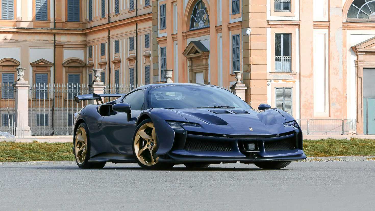 Анонс тест-драйва Ferrari SF90 XX Spider впервые появился на открытых торгах 