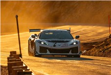 Chevrolet Corvette ZR1X переписал историю “Пайкс Пик”, но абсолютную победу забрал электрический Ford