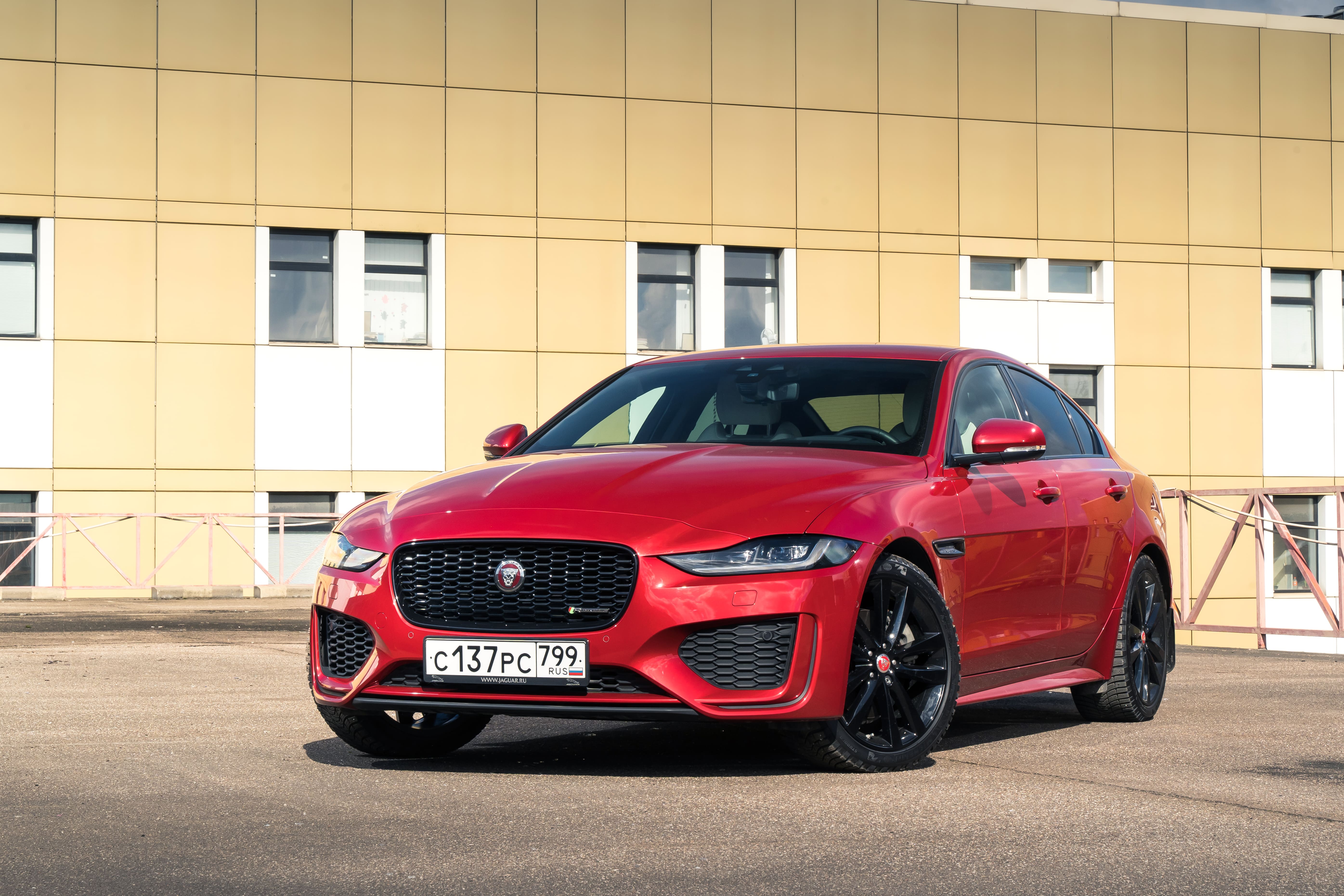 Анонс тест-драйва Что сказали бы сыщики прошлого про Jaguar XE P250 AWD R-Dynamic SE 