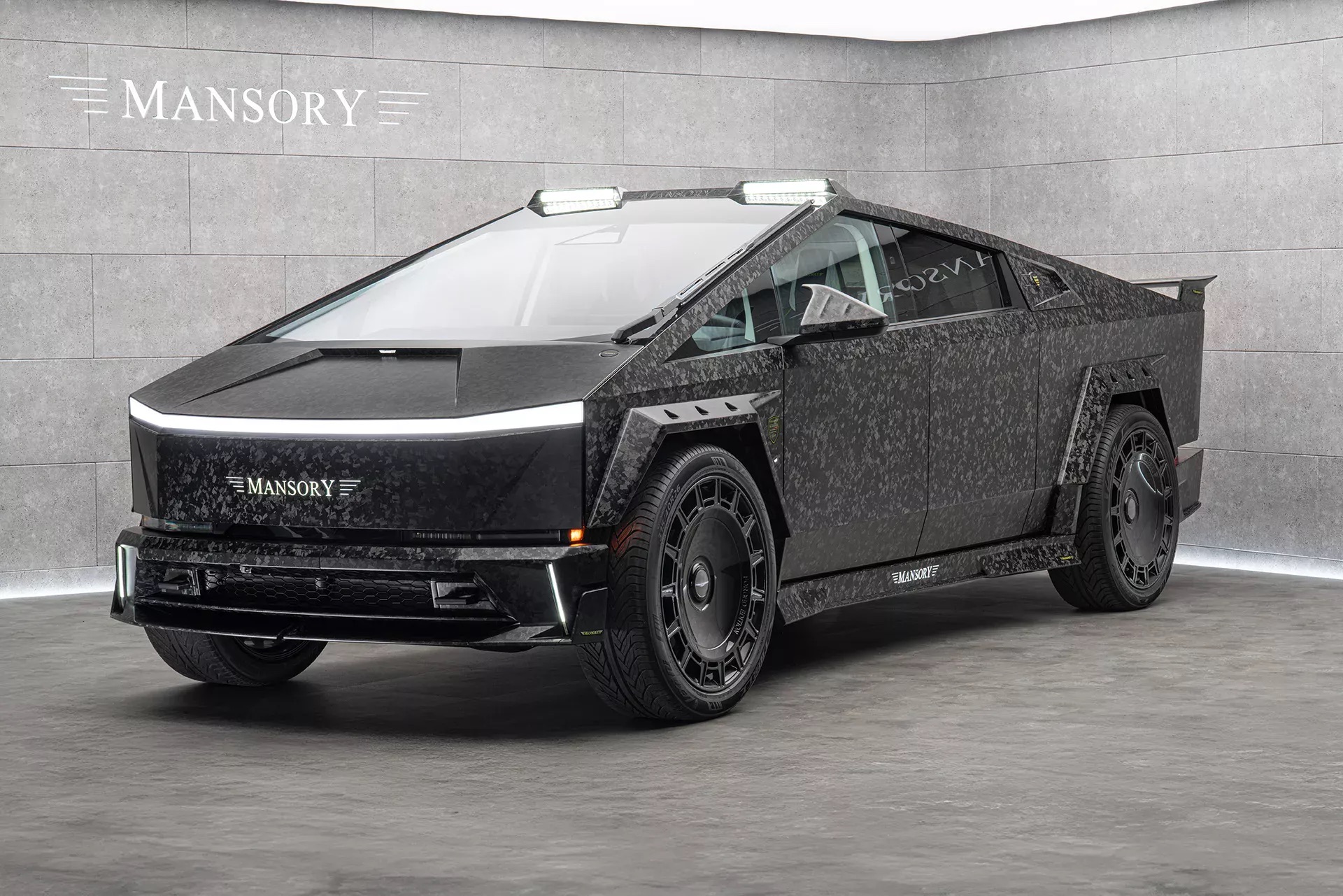 Анонс тест-драйва Mansory превратил Tesla Cybertruck в экстравагантный карбоновый арт-объект