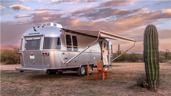 Анонс тест-драйва Американская компания Airstream представила лимитированный трейлер Usonian в стилистике 60-х