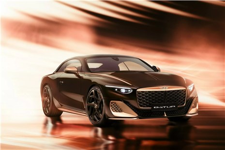 Анонс тест-драйва Bentley фиксирует падение доходов, но делает ставку на роскошь и электрификацию