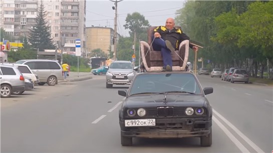Анонс видео-теста Домашнее кресло на крыше BMW - с крутостью этого мужика уже никто не сможет тягаться