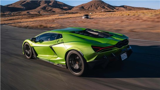 Анонс тест-драйва Lamborghini не торопится с электрофикацией и сохранит двигатель V12 для своих моделей