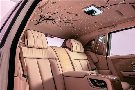 Анонс тест-драйва Rolls-Royce посвятил новую версию цветению сакуры 