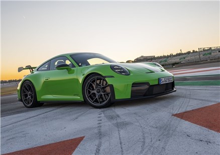 Анонс тест-драйва Porsche готовит новый 911 со “сплюснутым носом”
