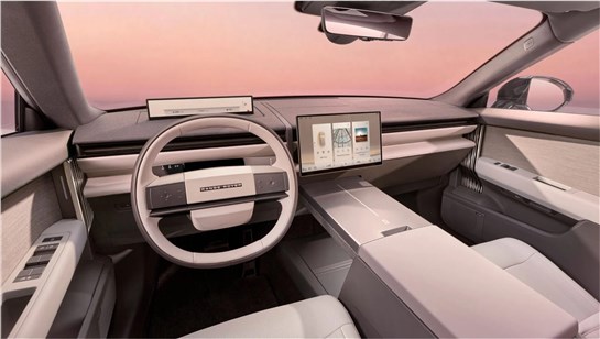 Анонс тест-драйва Range Rover уменьшит экраны в салонах и пойдет против главного тренда премиальных автомобилей