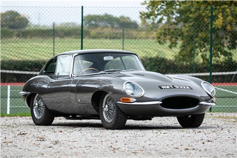 Анонс тест-драйва Британский актер Роуэн Аткинсон продает свой Jaguar E-Type, который снимался с ним в сериале