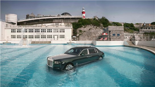 Анонс тест-драйва Rolls-Royce утопил Phantom в бассейне