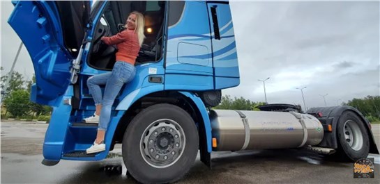 Анонс видео-теста Обзор кабины дальнобойщика. Iveco Stralis на жидком метане! Грузовик будущего