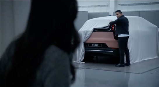 Анонс тест-драйва Volvo тизерит новый электрический кроссовер EX60
