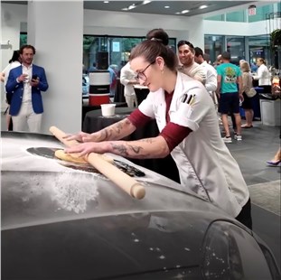 Анонс тест-драйва Американский дилер Porsche приготовил пасту на капоте Cayenne