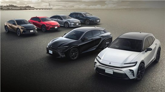 Анонс тест-драйва Toyota Crown Sport получил бюджетную и юбилейную версии