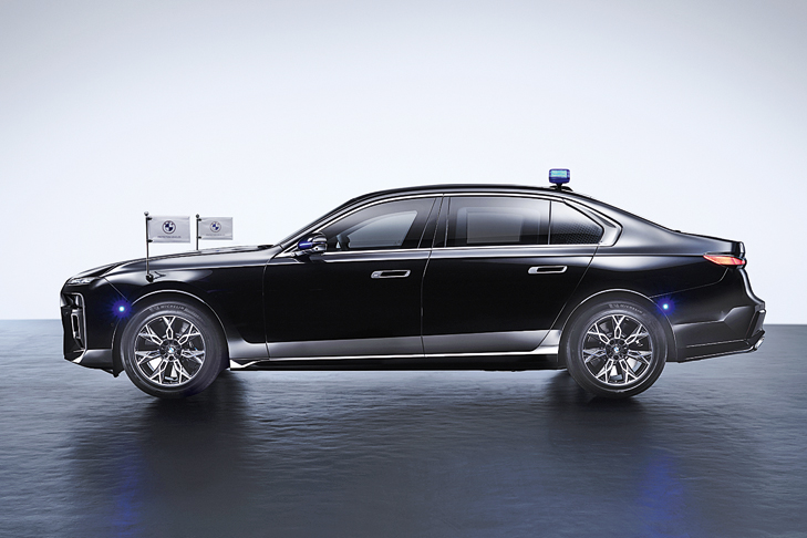 Анонс тест-драйва BMW i7 Protection