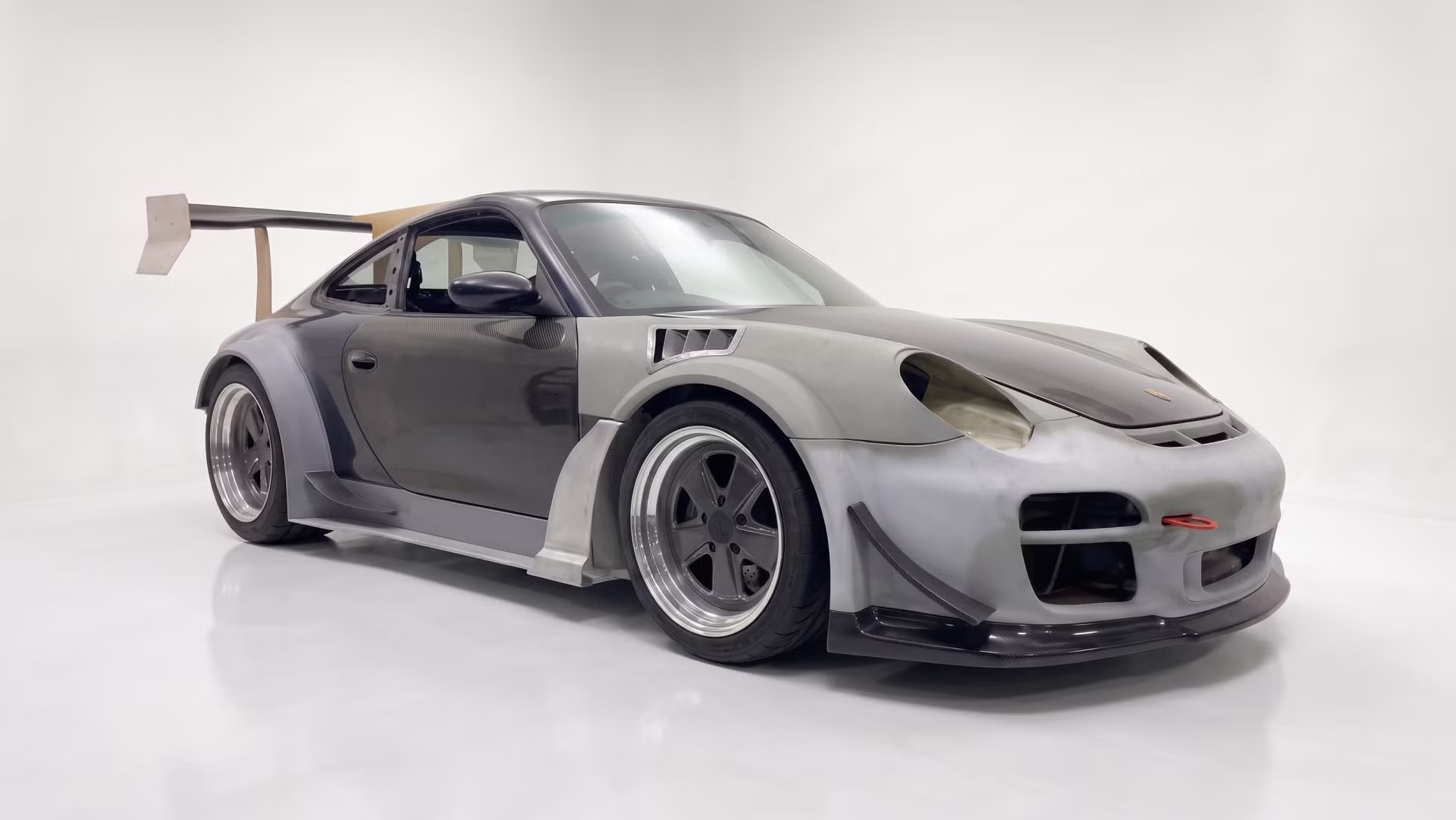 Анонс тест-драйва Уникальный рестомод на базе Porsche 911 получил битурбированный V8