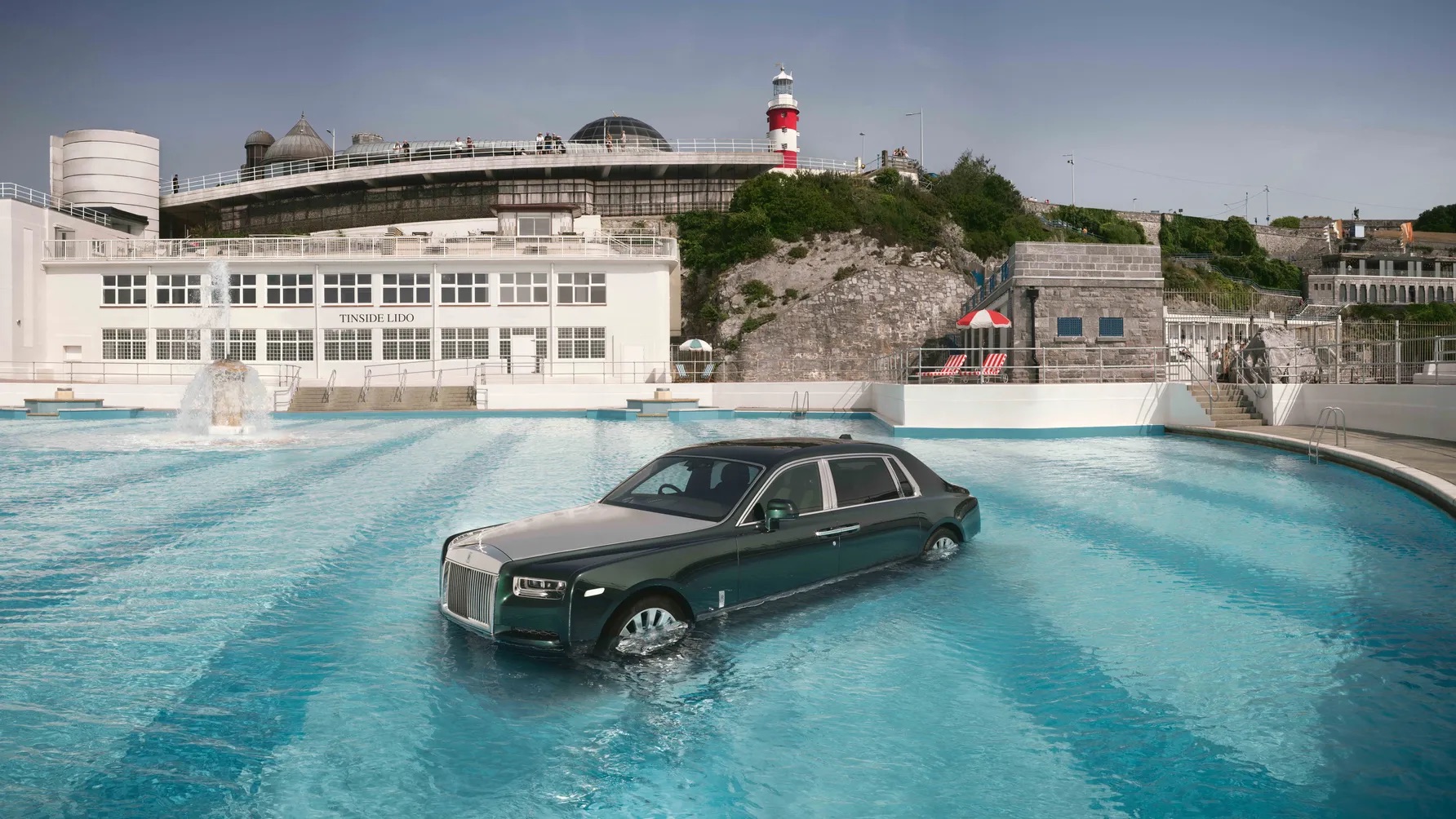 Анонс тест-драйва Rolls-Royce утопил Phantom в бассейне