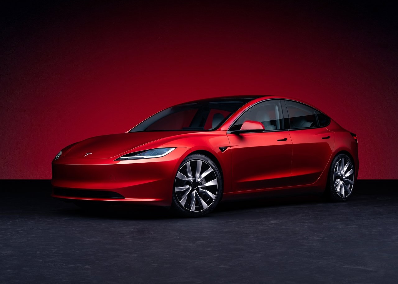 Анонс тест-драйва Tesla массово отзывает электрокары из-за сбоя камеры заднего вида