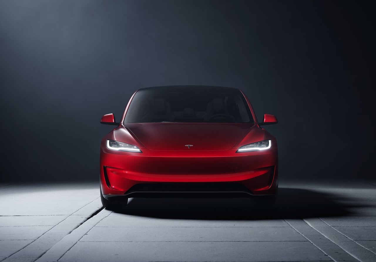 Анонс тест-драйва Tesla задумалась о создании Model 3 с тремя электромоторами