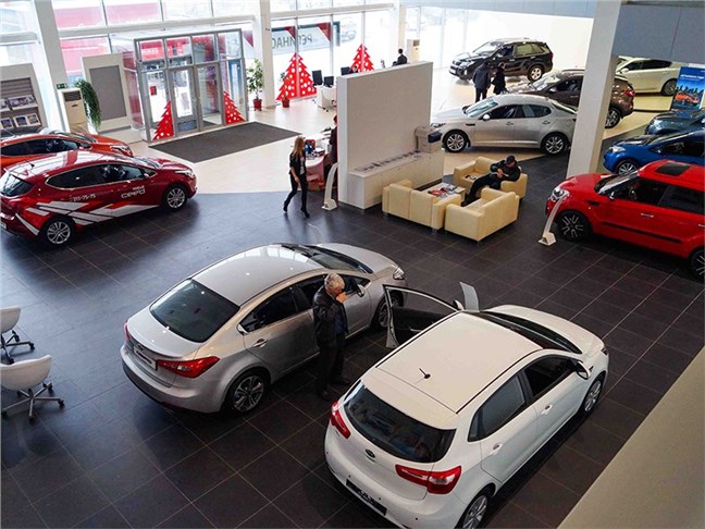 Продажи новых автомобилей упали более чем на четверть