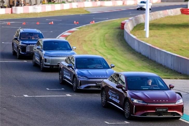 EXEED представил гибридный RX с запасом хода 1300 км и показал, как работают системы умной парковки