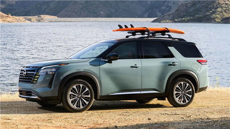 Nissan представила обновленный трехрядный кроссовер Pathfinder