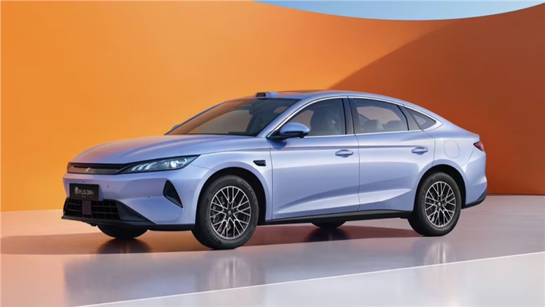 BYD выводит на рынок гибридный седан с запасом хода почти 2300 км