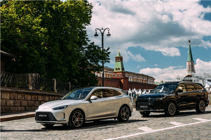 Гибридные кроссоверы SERES AITO M5 и M7 приняли участие в роуд-шоу по территории России