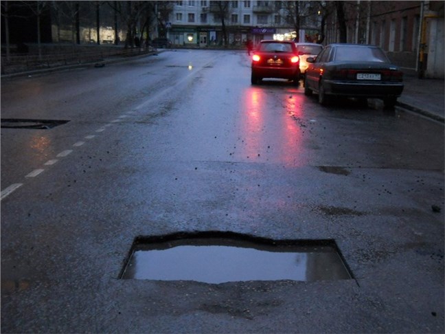 В Госдуме предложили отменять штрафы, если водитель нарушил ПДД из-за ямы