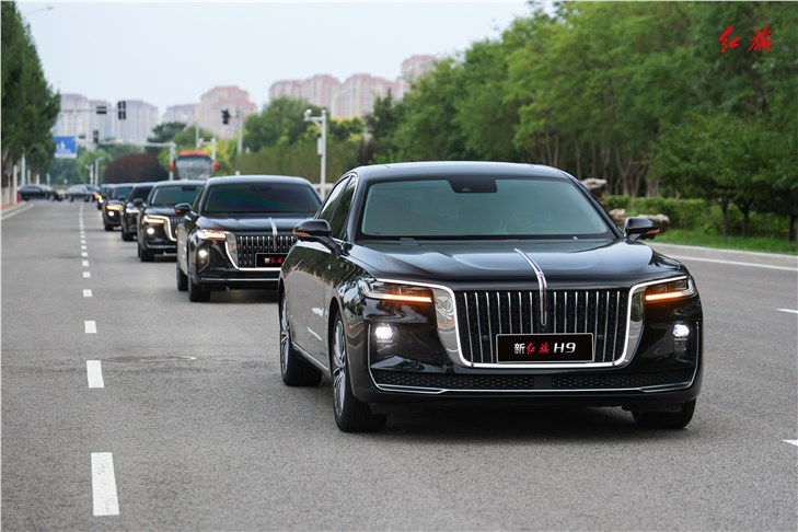 На параде в Пекине дебютировал электробус Hongqi Guoyue REEV