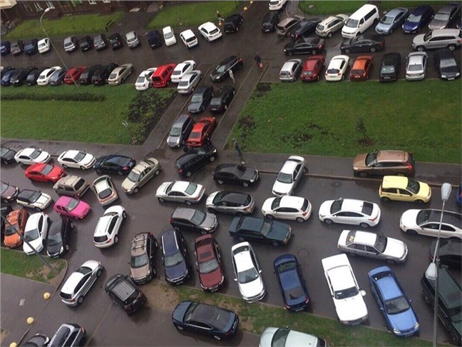 Московские водители стали дисциплинированнее: число парковок на тротуарах заметно сократилось