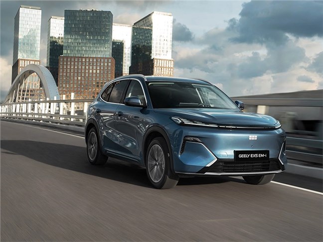 Geely расширит линейку EX5 в России новой гибридной версией EM-R