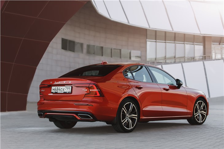 Как Volvo S60 маскирует спортивные замашки