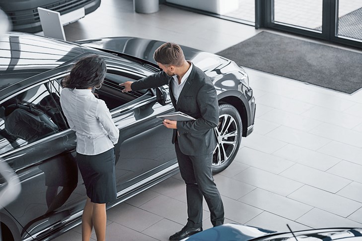 Автосалонов стало меньше