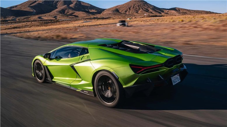 Lamborghini не торопится с электрофикацией и сохранит двигатель V12 для своих моделей