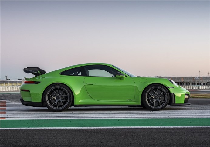 Во Франции водитель решил на практике испытать максимальную скорость Porsche на дорогах общего пользования