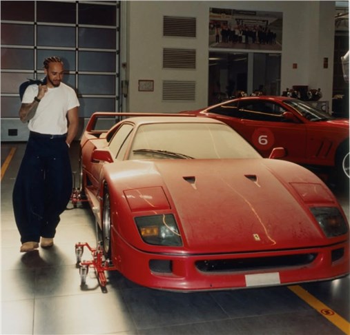 Льюис Хэмилтон исполнил мечту и купил Ferrari F40, простоявшую в гараже более 30 лет