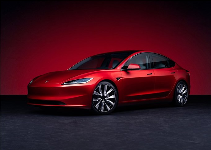 Tesla массово отзывает электрокары из-за сбоя камеры заднего вида