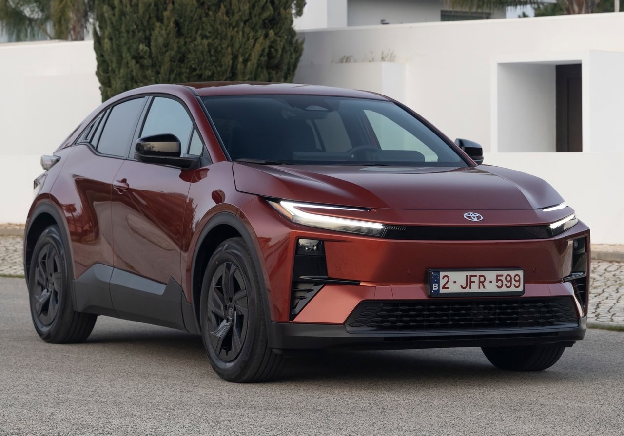 Анонс тест-драйва Toyota отзывает 10 000 электрокаров C-HR из-за риска внезапной потери мощности