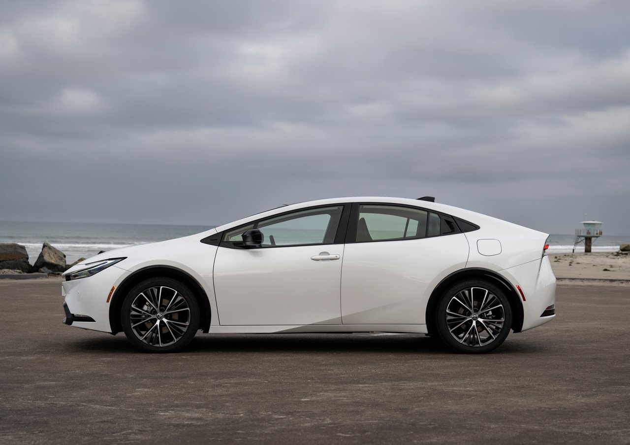 Анонс тест-драйва Toyota отзывает десятки тысяч Prius из-за риска внезапного открытия дверей